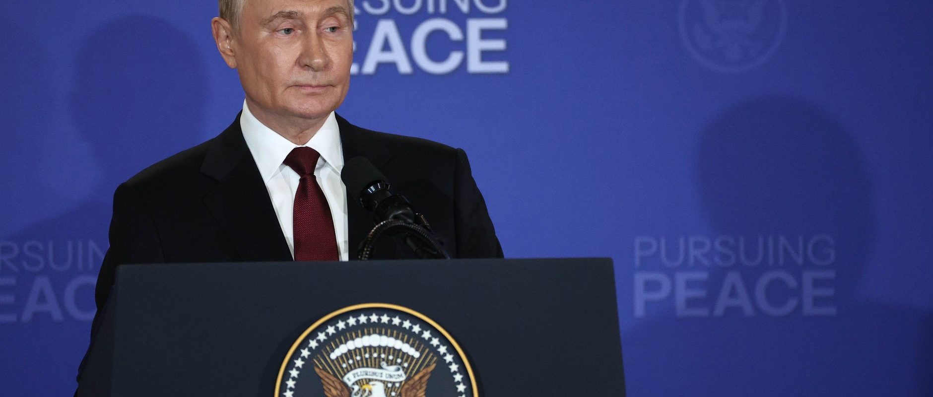 Putin a adus un omagiu pilotilor sovietici, prin depunerea unei