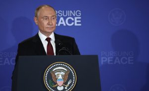 Putin a adus un omagiu pilotilor sovietici, prin depunerea unei coroane de flori la cimitirul din Alaska unde se odihnesc aceștia.