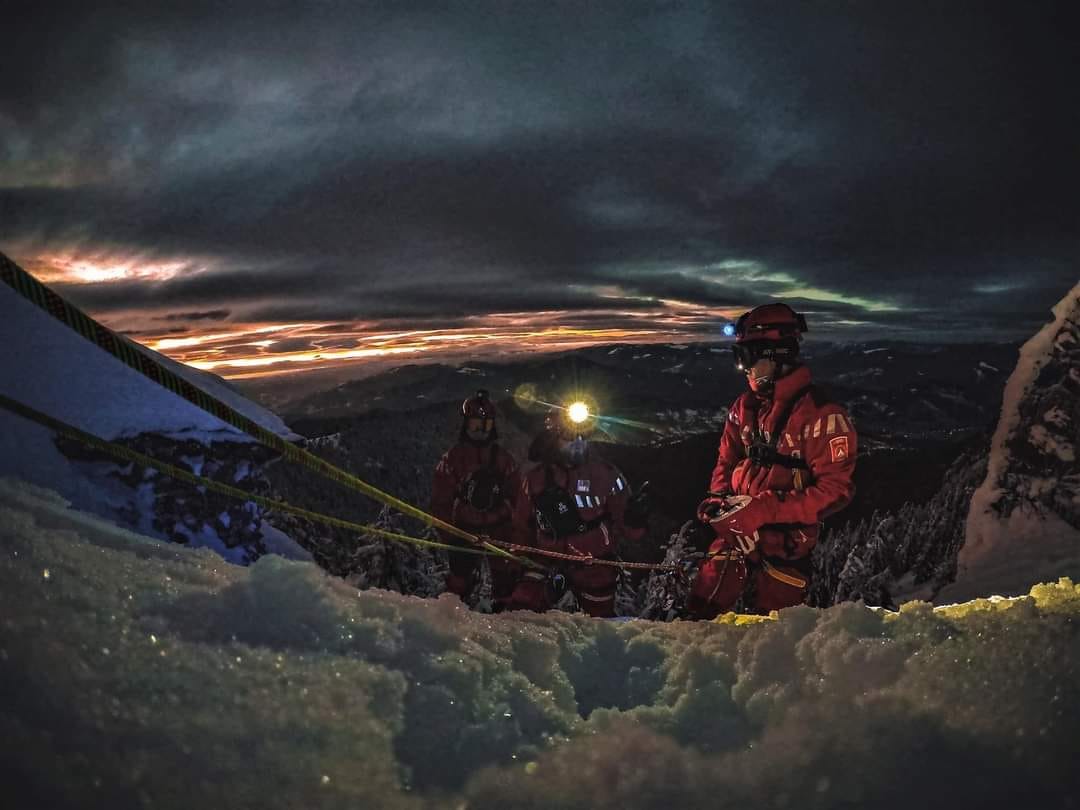 11 persoane, dintre care șapte copii, disapărute în Munții Rodnei / Efortul de căutare al salvamontiștilor este complicat de întuneric