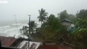 Cel puțin un om decedat și opt răniți în Vietnam după impactul taifunului Kajiki cu uscatul, cu valuri de până la 9,5 metri în Golful Tonkin și rafale de vânt de până la 130 km/hea noastră”