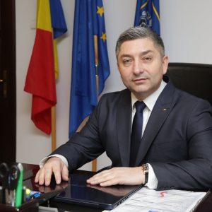 Titlul unei postari pe un site de stiri: Alin Tișe, liderul Consiliului Județean Cluj, anunță că se va opune propriei administrații în dubla sa calitate de persoană publică: Ca om politic, este martor la majorarea taxelor, iar în postura sa de întreprinzător, experimentează o creștere a presiunii.