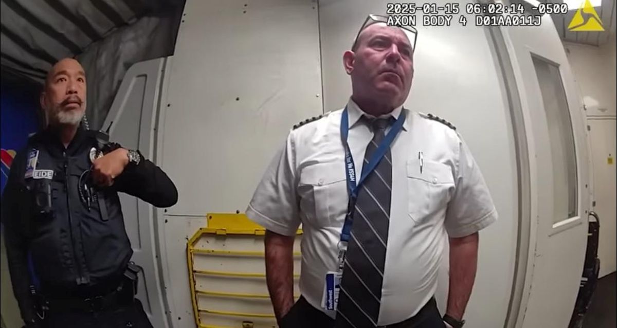 Un-pilot-a-fost-scos-cu-forta-din-avion-chiar-inainte-de-decolare-Doar-cateva-beri.jpg