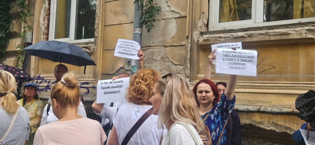 Răspunsul tău: O serie de demonstrații ale personalului didactic în București, împotriva politicilor și declarațiilor guvernului condus de Bolojan