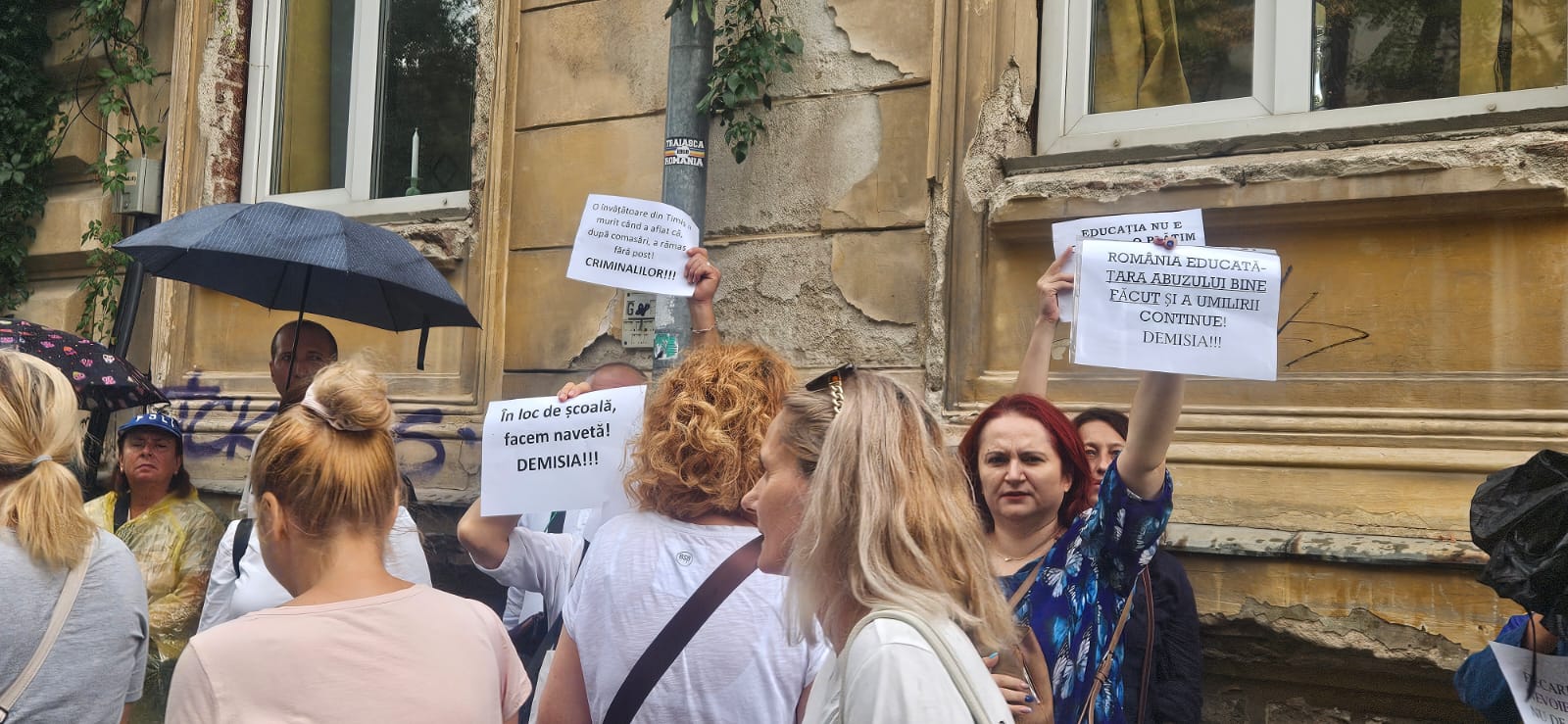 Răspunsul tău: O serie de demonstrații ale personalului didactic în București, împotriva politicilor și declarațiilor guvernului condus de Bolojan