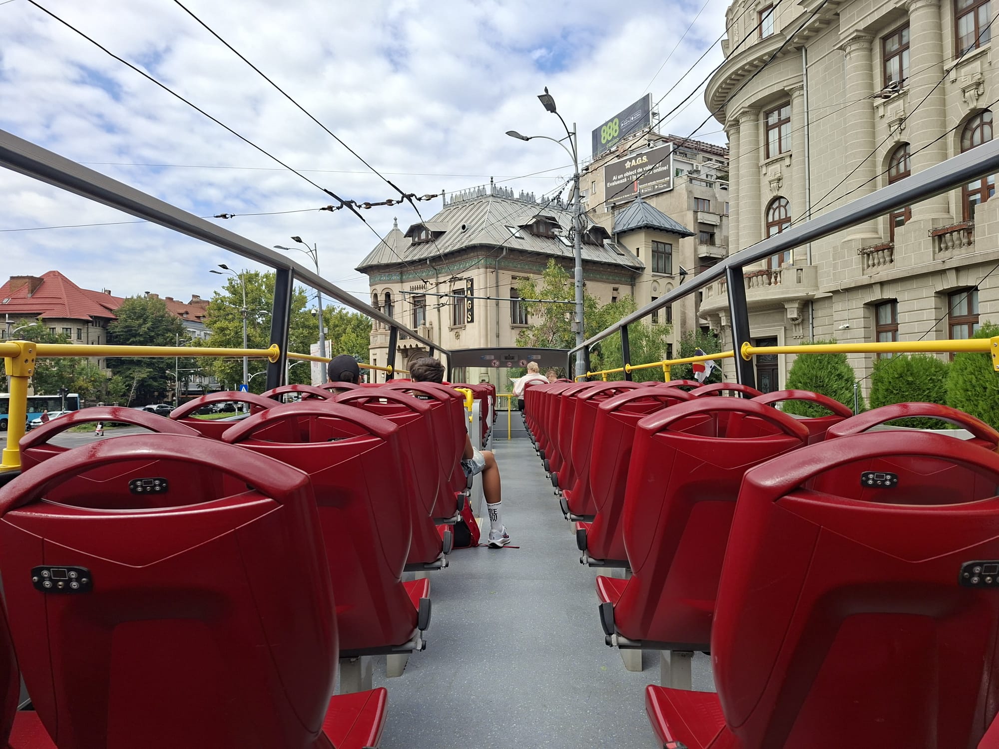 [ad_1] Autobuzele turistice la etaj au revenit în București după ani de așteptare, în ciuda blocajelor politice și sezonelor ratate
