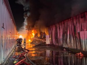 Video Actualizare: Incendiul de la Dragonul Roșu a distrus un depozit de 2.000 mp, iar o parte a construcției s-a prăbușit.