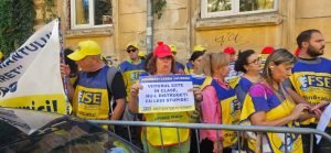 Cele mai recente proteste ale sindicatelor la Ministerul Educației împotriva Legii Bolojan, ajunse la cea de-a 19-a zi, cu scandări precum „Demisia” și „Vom lupta și vom câștiga”