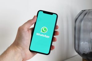 WhatsApp va oferi sugestii pentru mesajele tale, folosind inteligența artificială