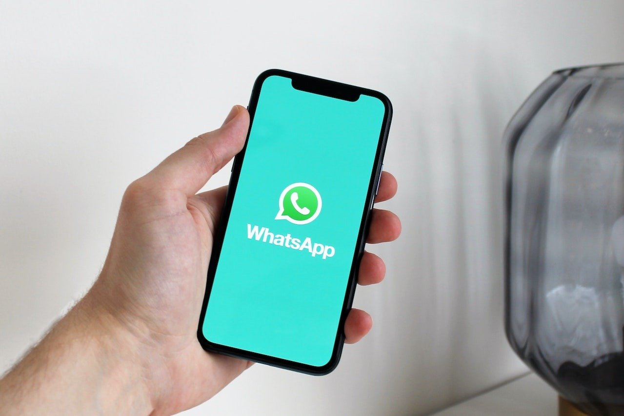 [ad_1] WhatsApp testează o nouă funcție bazată pe inteligența artificială generativă, menită să îmbunătățească experiența de comunicare
