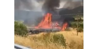 Coliziune tragică pe o cale rapidă din Grecia, pe ruta spre insula Thassos: trei persoane și-au pierdut viața în urma unui incendiu violent, iar alte două au fost rănite grav.