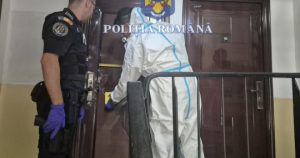 Soțul înjunghie mortal soția în Craiova, apoi se sinucide.