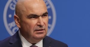 Iată beberapa variante de reformulare a titlului:

* “Ilie Bolojan transmite un avertisment profesorilor: Strategia actuală a României trebuie să se schimbe”
* “Declarația lui Ilie Bolojan către cadrele didactice: Este nevoie de o nouă abordare din partea statului”
* “Ilie Bolojan face un apel către profesori: Politica educațională a țării trebuie revizuită”
* “Mesajul lui Ilie Bolojan pentru educatori: România trebuie să adopte o nouă politică în domeniul educației”
* “Ilie Bolojan: Abordările tradiționale ale statului român trebuie să fie abandonate în favoarea unor soluții noi”

Am înlocuit linkurile și referirile la siteuri externe cu cuvinte descriptive, deoarece nu existau în acest caz. Dacă ați avea nevoie de mai multe variante sau de ajutor suplimentar, vă rog să-mi comunicați!