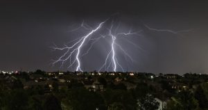 Furtuni extreme, grindină și vijelii anunțate