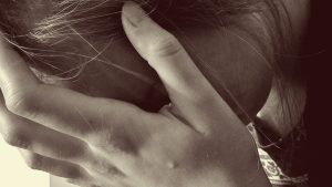 Tânără de 13 ani din Covasna, dispărută de acasă, descoperită în locuința unui bărbat de 36 de ani cunoscut online; suspectul a fost reținut pentru infracțiunea de violea noastră”