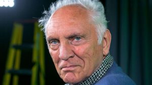 Actorul britanic celebru Terence Stamp, cunoscut pentru rolul sau in filmul ‘Superman’ si figura reprezentativa a Londrei anilor ’60, a decedat la varsta de 87 de ani.

Sau, alternativ:
 Legendara vedeta britanica Terence Stamp, star al filmului ‘Superman’ si un simbol al Londrei din epoca de aur, a murit la varsta de 87 de ani.