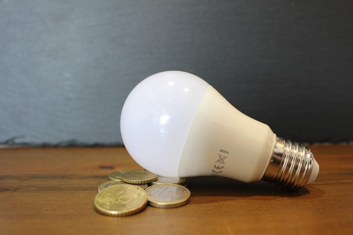 bec-lumina-curent-energie-electrica-bani-factura-Sursa-foto-Pixabay-e1632409507520.jpg