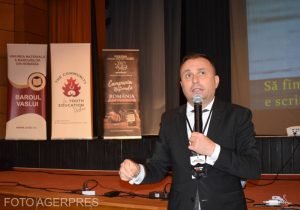 O persoană cu funcții importante în domeniul antidrog, acum pensionată, care a apărut frecvent în calitate de expert pe posturi de televiziune și radio, a fost acuzată de plagiat în ambele lucrări de doctorat pe care le-a prezentat.