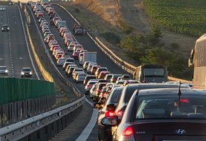 Imagini cu coloane de mașini și trafic blocat timp de aproape o oră pe A2, înspre București de la litoral, posibil din cauza taxei de pod de la Fetești-Cernavodă – Opțiuni de plată prin SMS la numărul 7577 (plată în avans sau până la miezul nopții după trecere)ea noastră”