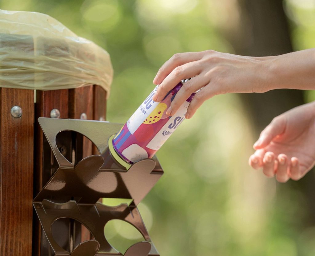 [ad_1] Un proiect inovator în București introduce colectarea ambalajelor returnabile cu garanție de 50 de bani direct în spațiile publice, prin compartimente montate pe coșurile stradale