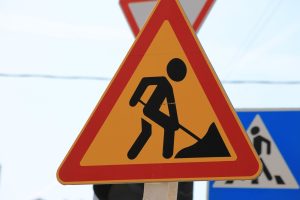 Lucrări de asfaltare pe timpul nopții între Brașov și Predeal, cu restricții temporare de circulație în mai multe zoneea noastră”