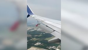 O secțiune a aripii unui avion Boeing s-a desprins în timpul zborului, iar pasagerii au fost îngrijorați că flapsul ar putea compromite stabilitatea aeronaveiea noastră”