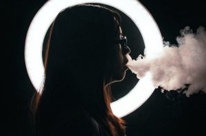 Studiu detaliat despre vapat în rândul tinerilor indică faptul că acesta poate fi o cale către fumatea noastră”