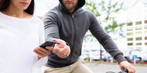 Telefon furat și sute de tranzacții frauduloase cauzează pierderi importante la Cluj
