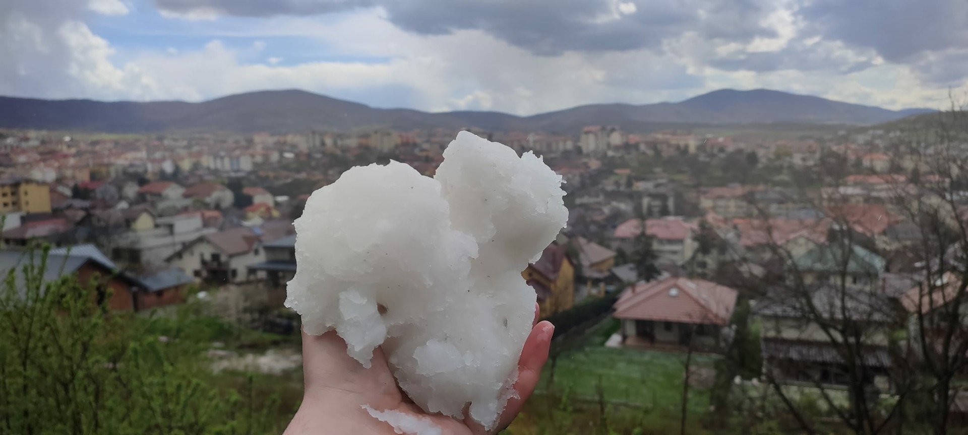 [ad_1] Administrația Națională de Meteorologie a emis o avertizare cod portocaliu pentru averse, grindină și vânt puternic în zone din șapte județe din Transilvania și Moldova, valabilă pe parcursul zilei de duminică