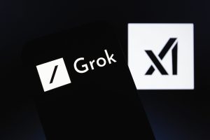 xAI, compania lui Elon Musk, publică mii de discuții cu chatbotul Grok
