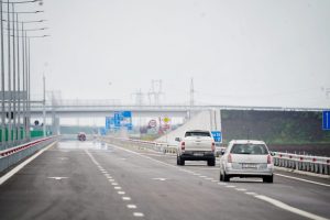 Tariful pentru taxă de drum pentru autoturismele care circulă pe drumurile publice din România urmează să crească.  Începând cu data de 1 septembrie, suma pe care șoferii trebuie să o plătească pentru a circula pe drumurile publice din țară va fi mai mare. Odată cu majorarea taxei, se vor majora și sancțiunile aplicate celor care nu o plătesc.