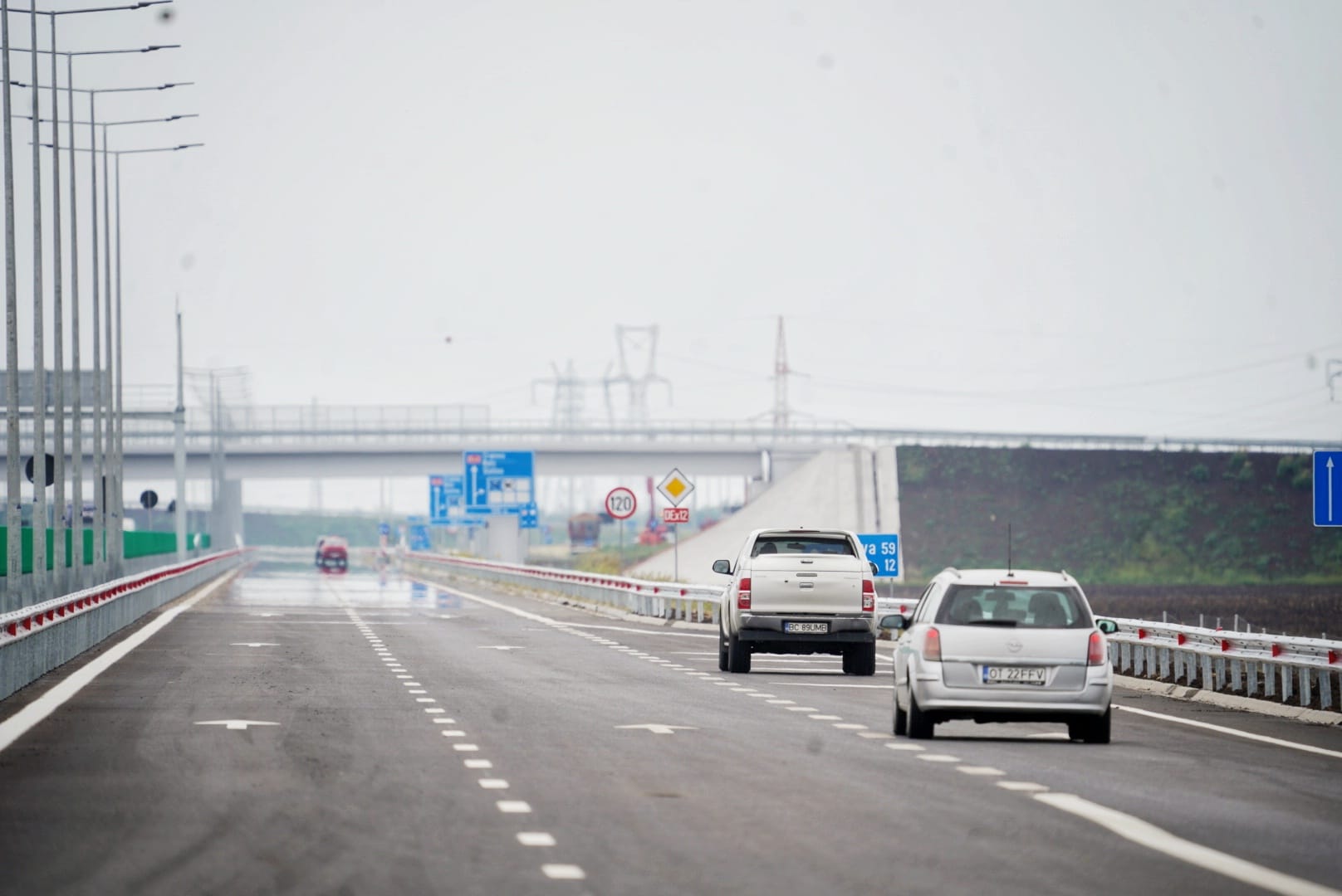 Tariful pentru taxă de drum pentru autoturismele care circulă pe drumurile publice din România urmează să crească.  Începând cu data de 1 septembrie, suma pe care șoferii trebuie să o plătească pentru a circula pe drumurile publice din țară va fi mai mare. Odată cu majorarea taxei, se vor majora și sancțiunile aplicate celor care nu o plătesc.