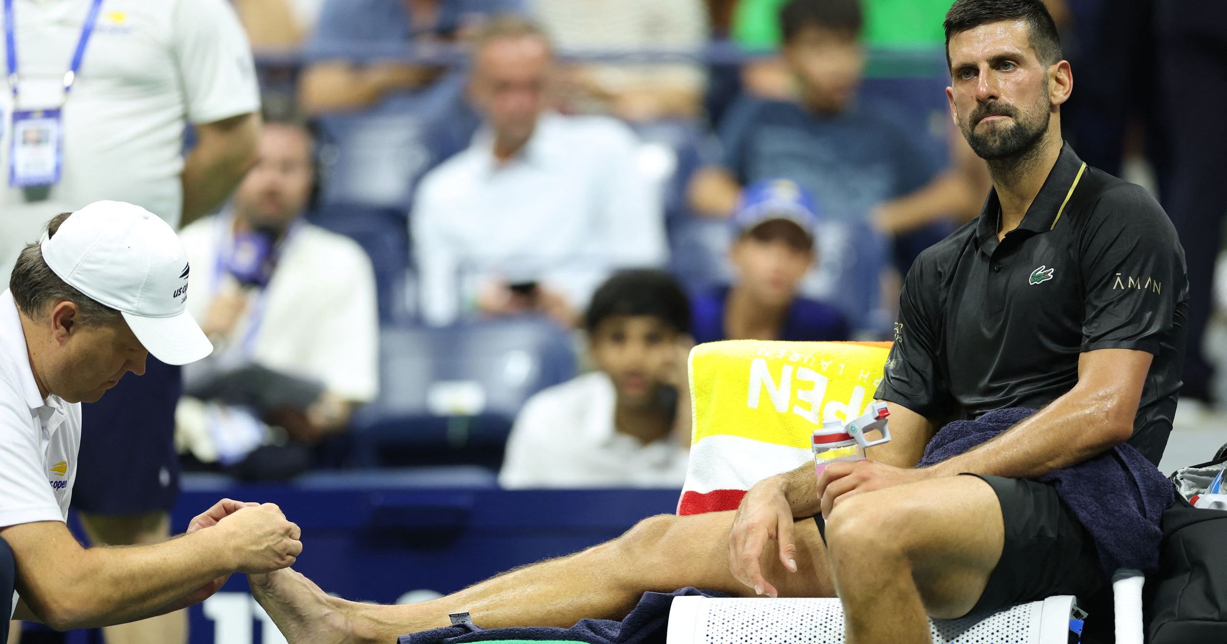 Tennisul lui Novak Djokovic e plin de curaj, dar starea piciorului lui pare a fi destul de gravă! Fotografiile sale au devenit foarte populare și sunt distribuite rapid în mediul online.