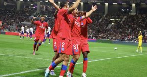 Uimitor! O vedetă de la Paris Saint-Germain marchează două goluri spectaculoase din poziție aeriană în doar 7 minute, într-un meci plin de goluri cu nu mai puțin de 9 reușite.
