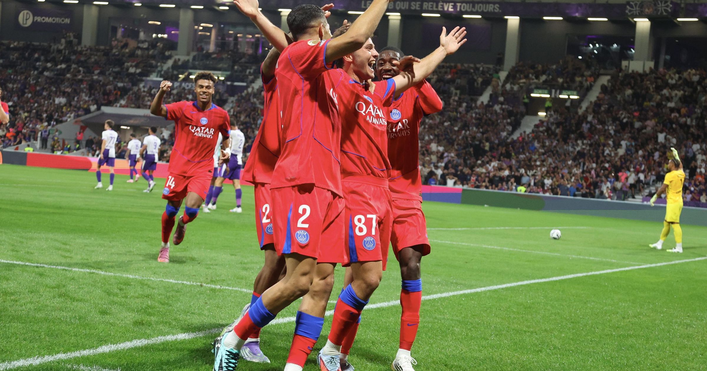 Uimitor! O vedetă de la Paris Saint-Germain marchează două goluri spectaculoase din poziție aeriană în doar 7 minute, într-un meci plin de goluri cu nu mai puțin de 9 reușite.