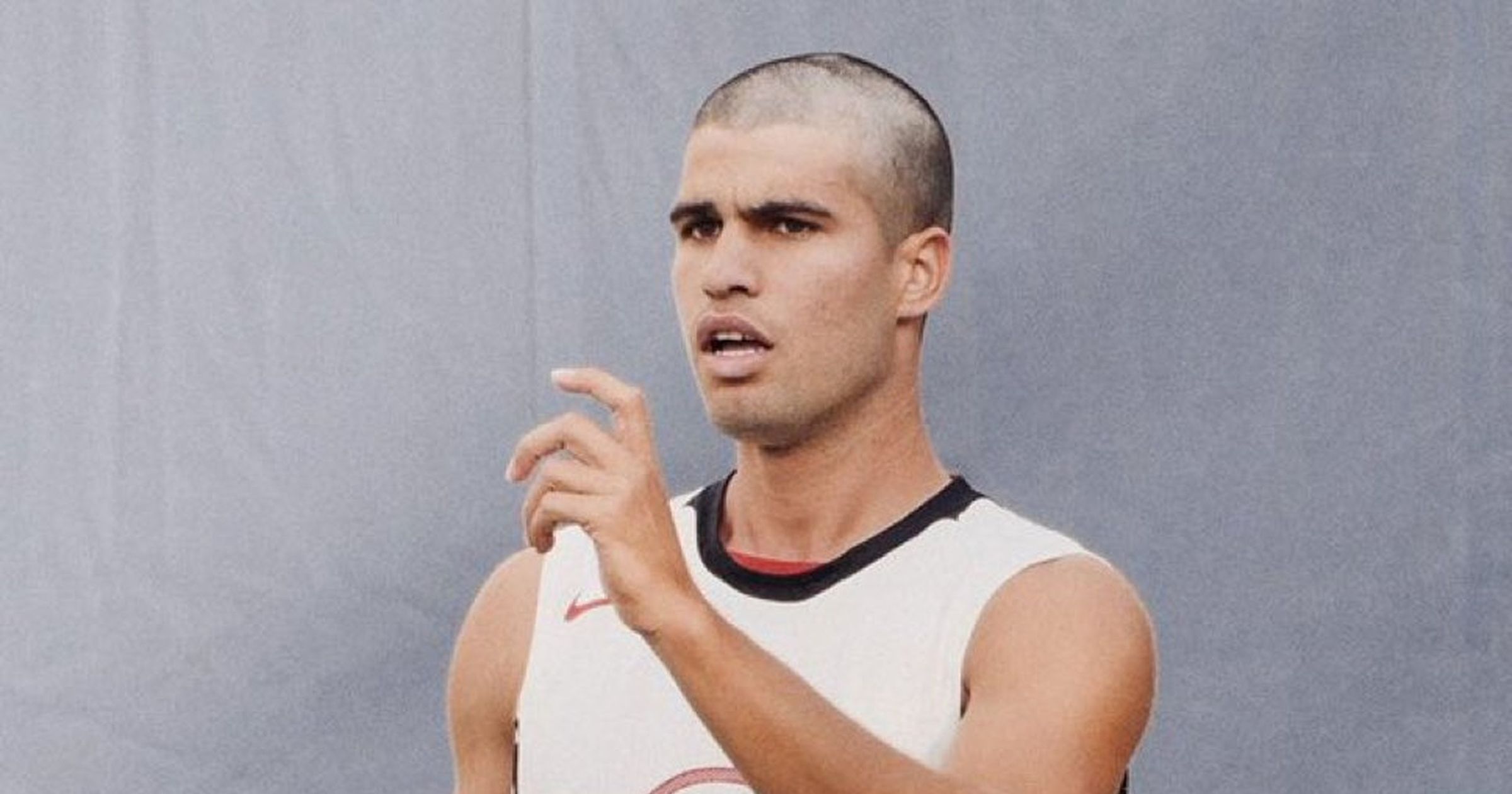 [ad_1] Carlos Alcaraz, numărul doi în lume, a apărut recent cu un nou look, un corte de pelo radical, la ora debutului în US Open 2025