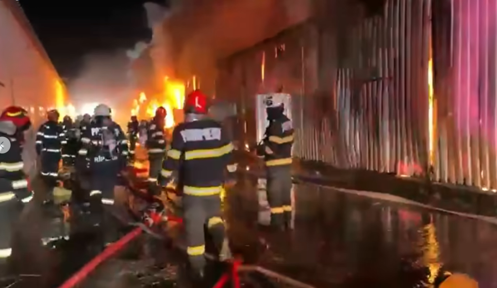 Video: Incendiu intens în cartierul Dragonul Roșu – o hală de depozitare cuprinsă de flăcări, fiind emis un avertisment RO-Alert