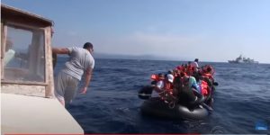 Patru migranți au pierit în incendiul din Marea Egee, iar alți câțiva sunt dați dispăruțiea noastră”