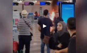 Un individ a incendiat un birou la Aeroportul Malpensa din Milano după ce a distrus echipamentele cu un ciocan, fiind apoi oprit de un agent de pază; un terminal a fost evacuat.ea noastră”