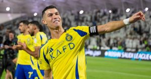 Iata o reformulare a titlului: “Cristiano Ronaldo, pe punctul de a câștiga primul trofeu în Arabia. Echipa sa, Al Nassr, a obținut o victorie importantă împotriva campioanei actuale a Arabiei Saudite”