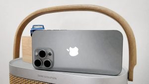 Primul iPhone pliabil, cu patru camere și revenirea la Touch ID, devine realitate