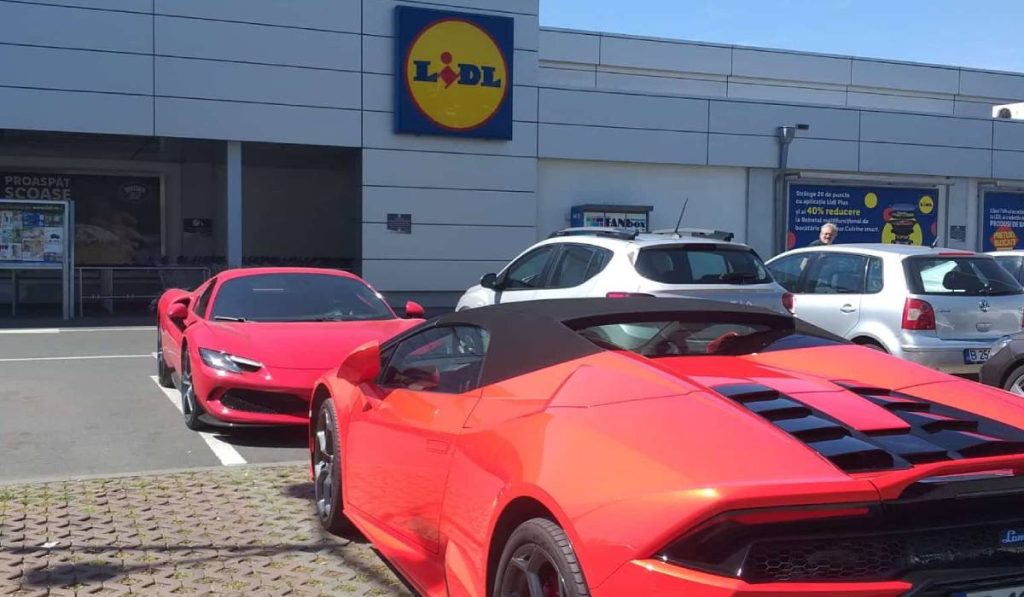 lamborghini-si-ferrari-lidil-parcare.jpg