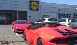 “Săptămâna luxului la supermarketul ieftin, Lidl. Revelion online hazliu despre întâlnirea neașteptată dintre două supermașini: Lamborghini și Ferrari, în parcarea magazinului.”