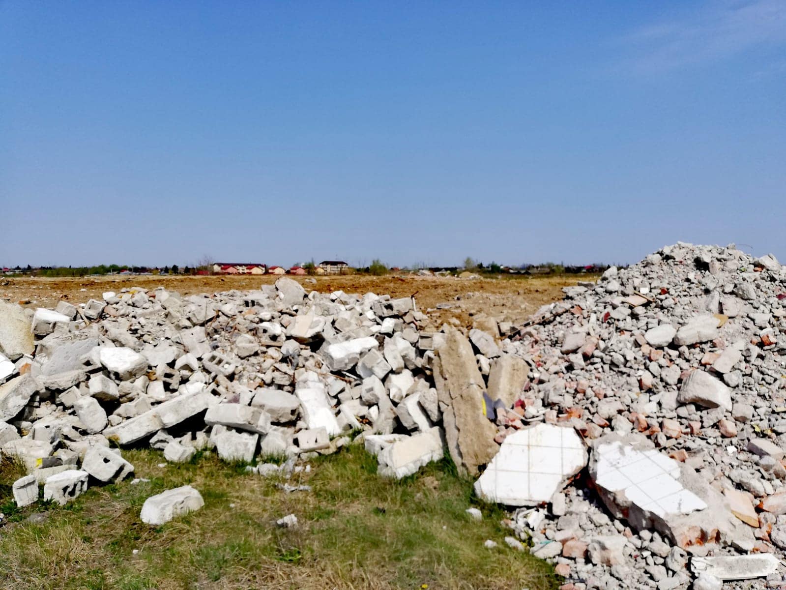 Peste 100 de tone de deșeuri, în principal din construcții, descoperite pe un teren din județul Buzău, în urma unei anchete inițiate dintr-un dosar de înșelăciune