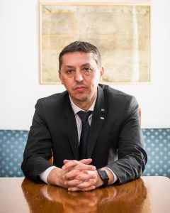 De la începuturi grele către stele!