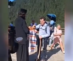 Nicușor Dan face pelerinaj la Chilia lui Arsenie Boca din Munți, la câțiva pași de Mănăstirea Brâncoveanu din Sâmbăta de Sus, fiind întâmpinat cu pâine și sare de stareț, în timp ce urca Valea Sâmbetei cu fiul său în rucsac