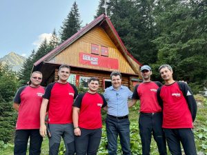 Președintele Nicușor Dan și vicepremierul Tanczos Barna au discutat cu salvamontiștii despre provocările cu care se confruntă serviciile de salvare montană, inclusiv deficitul acut de personalea noastră”