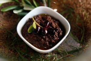 Rețetă fundamentală de paté de măsline negre și trei variante savuroase: cu capere, ton sau ricotta, pentru mai multă aromă și cremozitateea noastră”