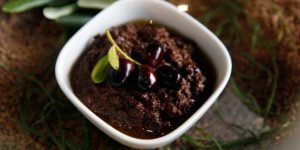 Rețetă clasică de pateu de măsline negre și trei variante aromatice cu capere, ton sau ricotta pentru și mai cremozitateea noastră”