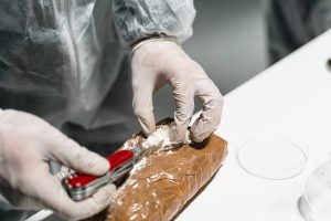 Patru bărbați din Dolj suspectați de trafic de droguri, între care doi, prinși în timp ce încercau să vândă peste un kilogram de cocaină pentru 38.000 de euroea noastră”