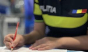 Un bărbat a depus plângere împotriva fiicei sale de 19 ani pentru furtul a 300.000 de lei în bani și bijuterii, fiind găsite pe ea majoritatea obiectelor, iar tânăra este investigată pentru furt între membri de familieea noastră”